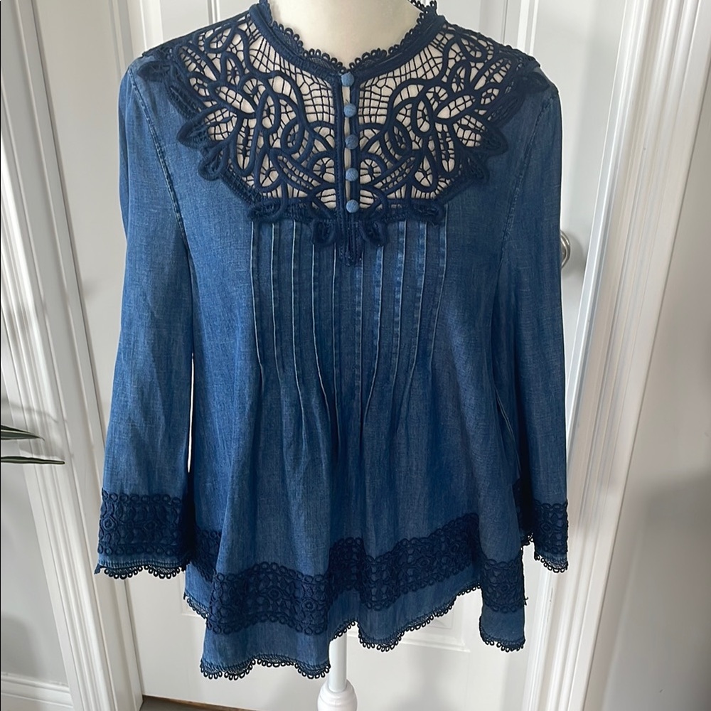 Holding Horses Blue Lace Trim Women's Chambray Top (size 2)